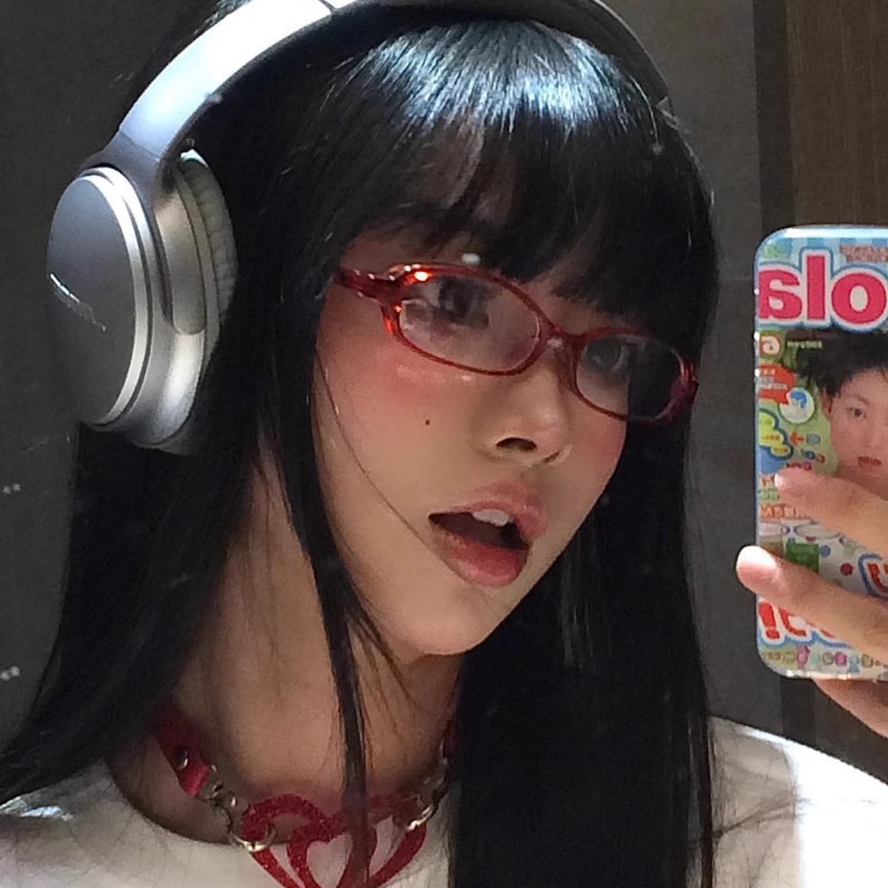 Y2g hot girl Japanese and Korean retro small oval gradient green glasses frame personality anime concave shape plain glasses female fashion shot