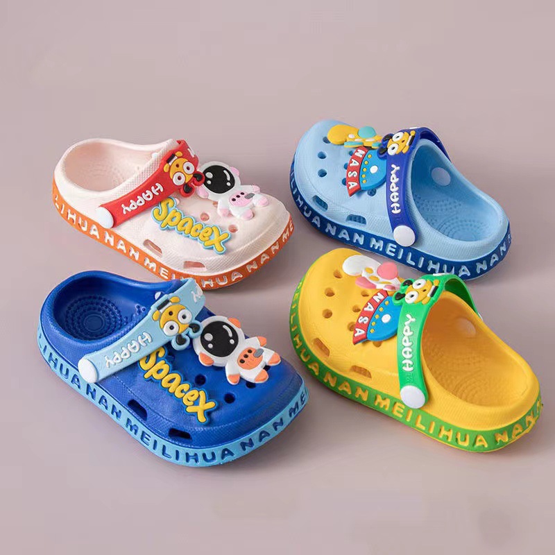 EVA boys and girls infant non-slip soft bottom hole shoes wholesale children's Baotou sandals indoor anti-collision sandals