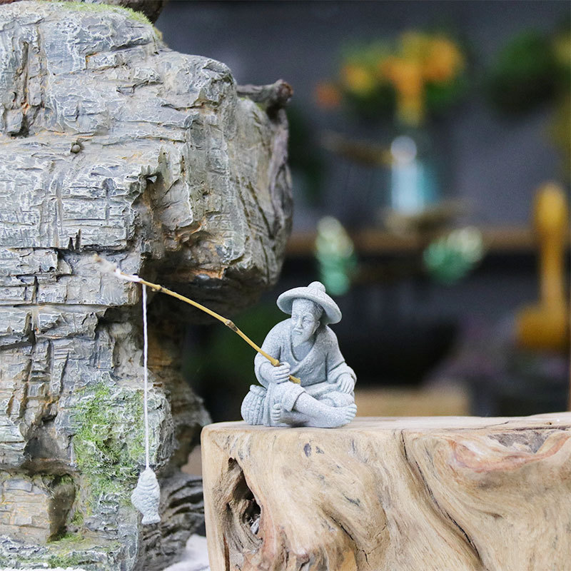釣りの老人が園芸の築山の花の盆栽の景観を飾ることをシミュレーションします。|undefined