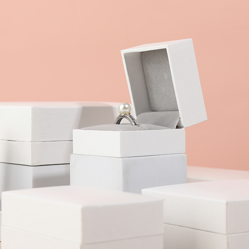 White leather-filled paper jewelry box ring necklace bracelet bracelet jewelry storage box gift packaging box spot