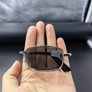Photosensitive color-changing folding glass myopia glasses finished products have degrees of 100-600 degree myopia glasses e-commerce explosions