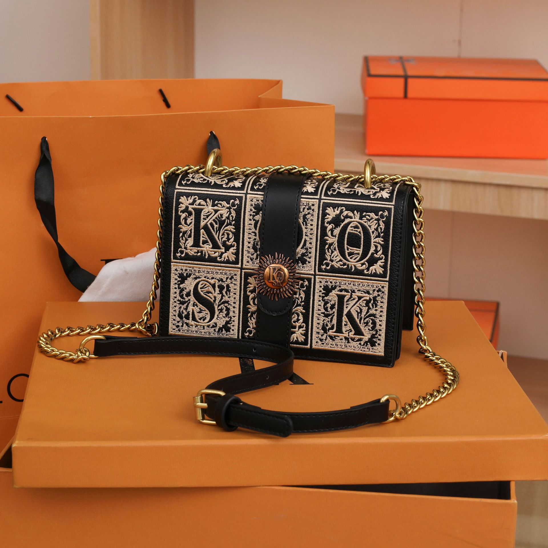 Bag Women's Bag 2024 New Style Texted Large Capacity Rhombic Chain Tote Bag Chanel Style Commuter Shoulder Crossbody Bag
