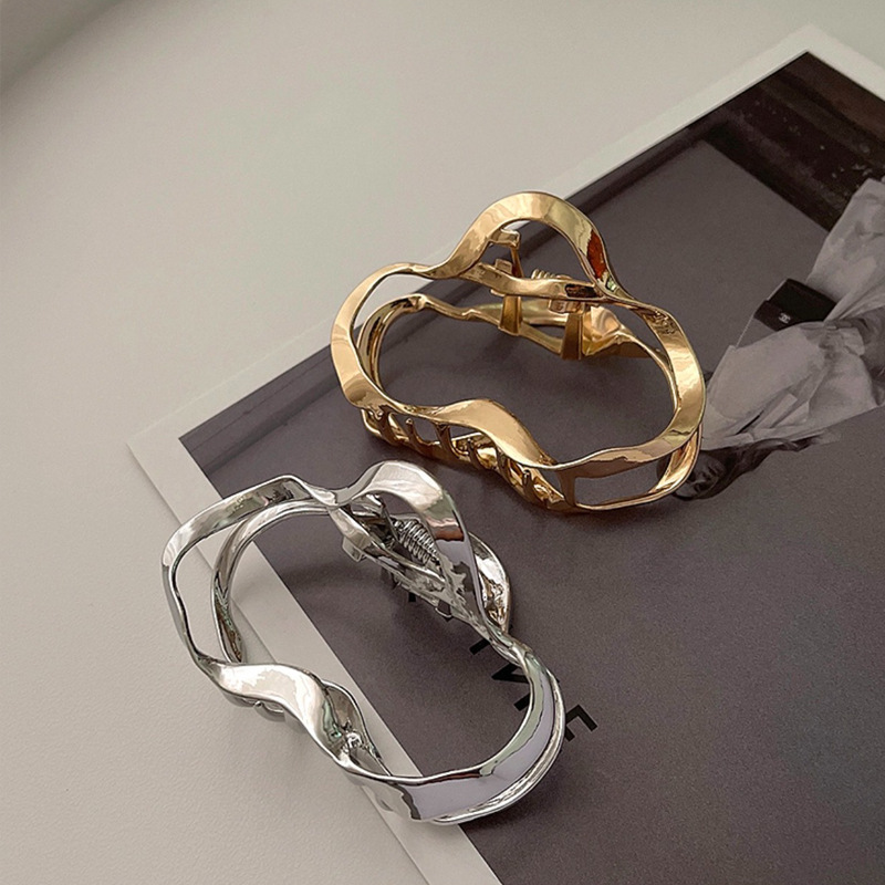 小衆の液体の不規則な線の金属の髪は女性の後頭部を挟んで中号のサメを挟んで高級なネットの赤い髪を挟みます。|undefined