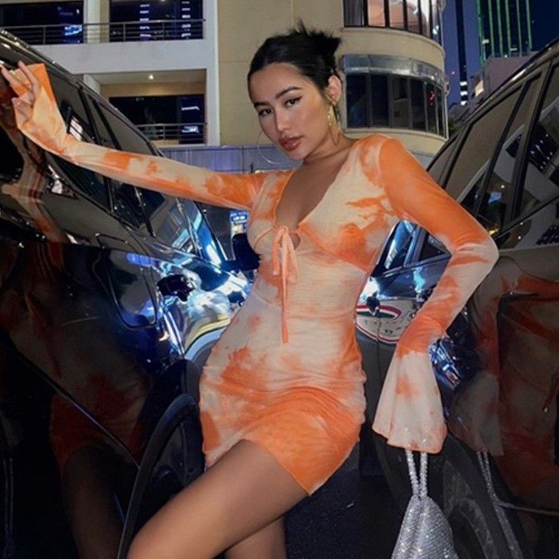 Pure and sexy hot girl looks sexy and slim and slim 2023 autumn and winter new printed flared sleeve strap hip-pack dress