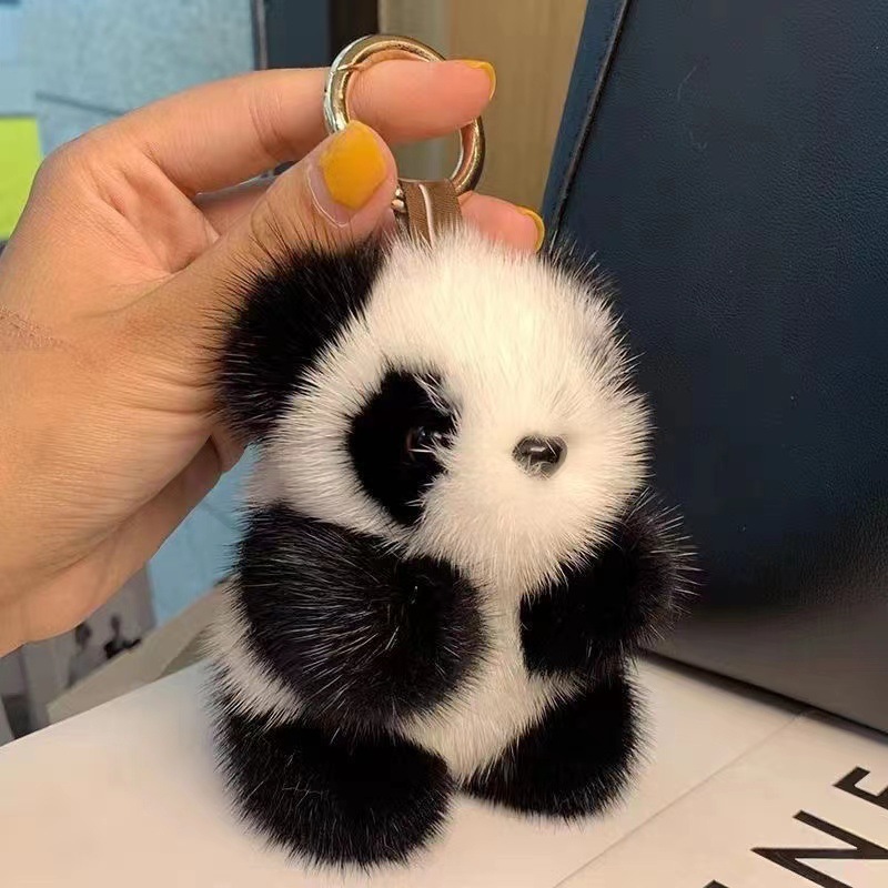 国境を越えた卸売りはかわいい洗練されたぬいぐるみパンダの高級バッグにネットの赤い誕生日プレゼントのキーホルダーを飾っている|undefined