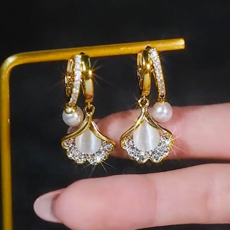 Women's Cat's Eye Ginkgo Leaf Ear Clips. Fashionable. Elegant. Versatile. Unique and Small-batch Earrings.