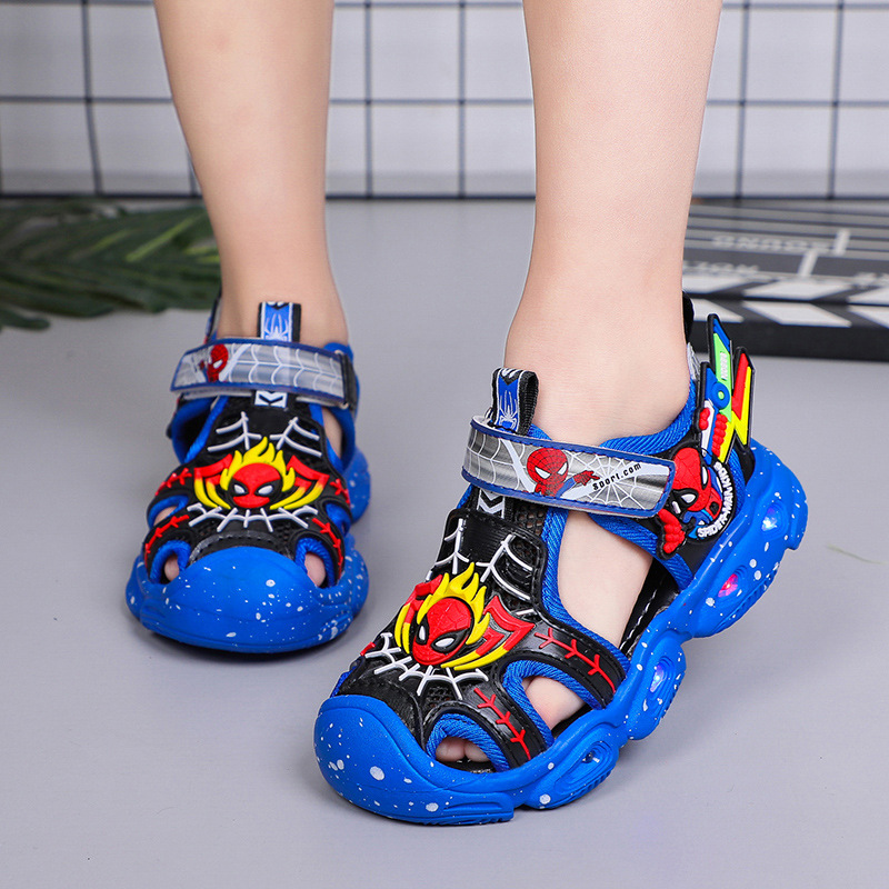 Wholesale Boys closed toe sandals with lights 2023 Summer new Korean version of anti-kick children's sandals children's beach shoes