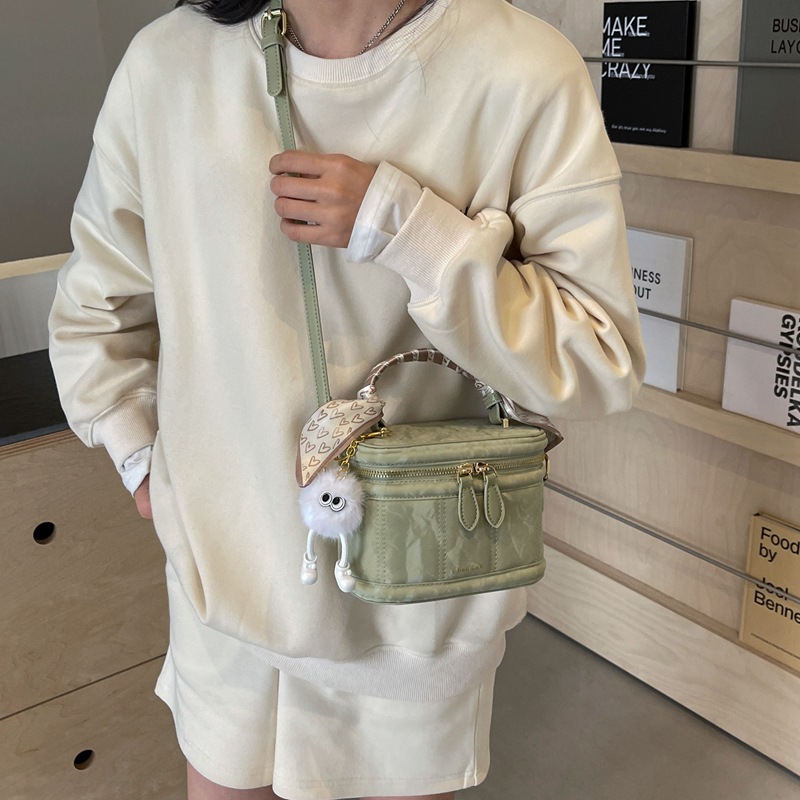 Internet celebrity small bag for women 2024 spring and summer new Korean style fashionable one-shoulder small square bag niche design crossbody bucket bag