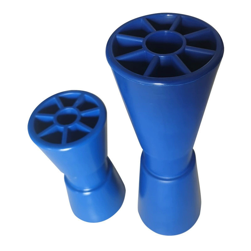 メーカーはモーターボートのトレーラーの機械部品を供給しています。ヨットのトレーラーの竜骨はローラーの青いローラーを支えています。|undefined