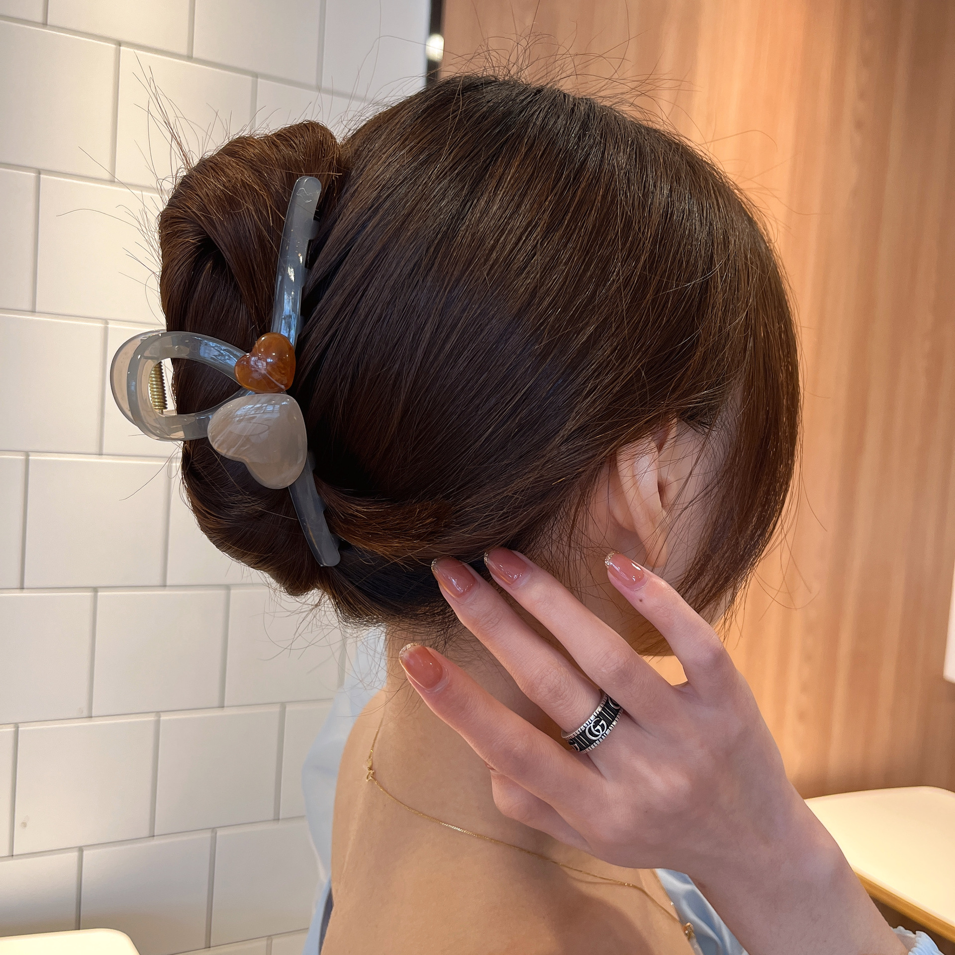 Fermaglio per capelli grande per la parte posteriore della testa Fermaglio per capelli a forma di squalo Accessori per capelli Accessori per capelli a forma di disco Accessori per capelli con nodo a metà senso avanzato Copricapo_voghion.com