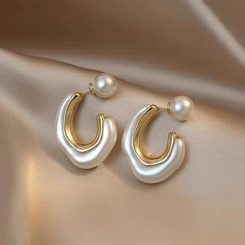White pearlescent plate special-shaped earrings 2024 new trendy exquisite fashion earrings high-end imitation pearl earrings