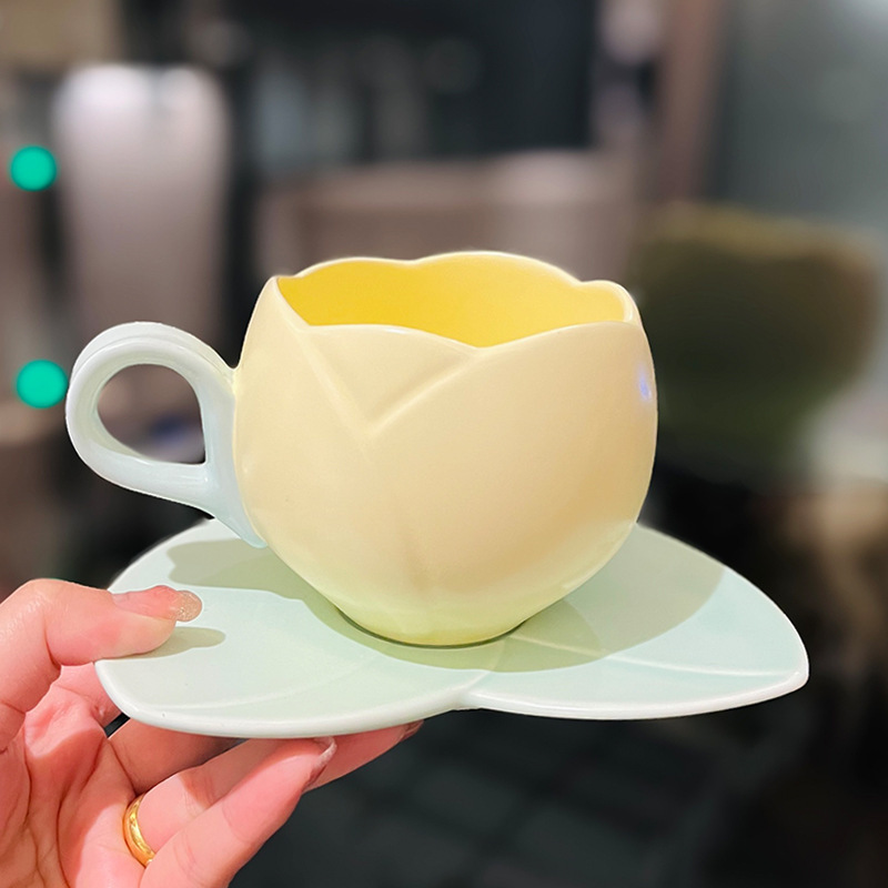 レリーフ陶磁器のチューリップの形の小さい大衆のデザイン感のコーヒーカップの事務室の少女の心の高い顔の値の精巧な杯の皿|undefined