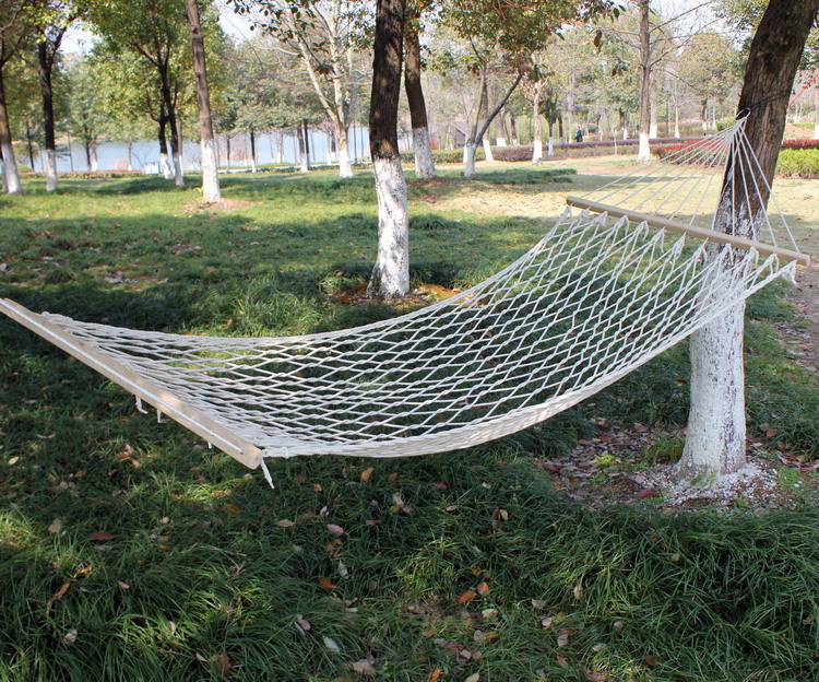 Cross-border Outdoor Mesh Hammock Single Person Cotton Wooden Rod Hammock Open Air Swing Seaside Beach Leisure Hammock Bed