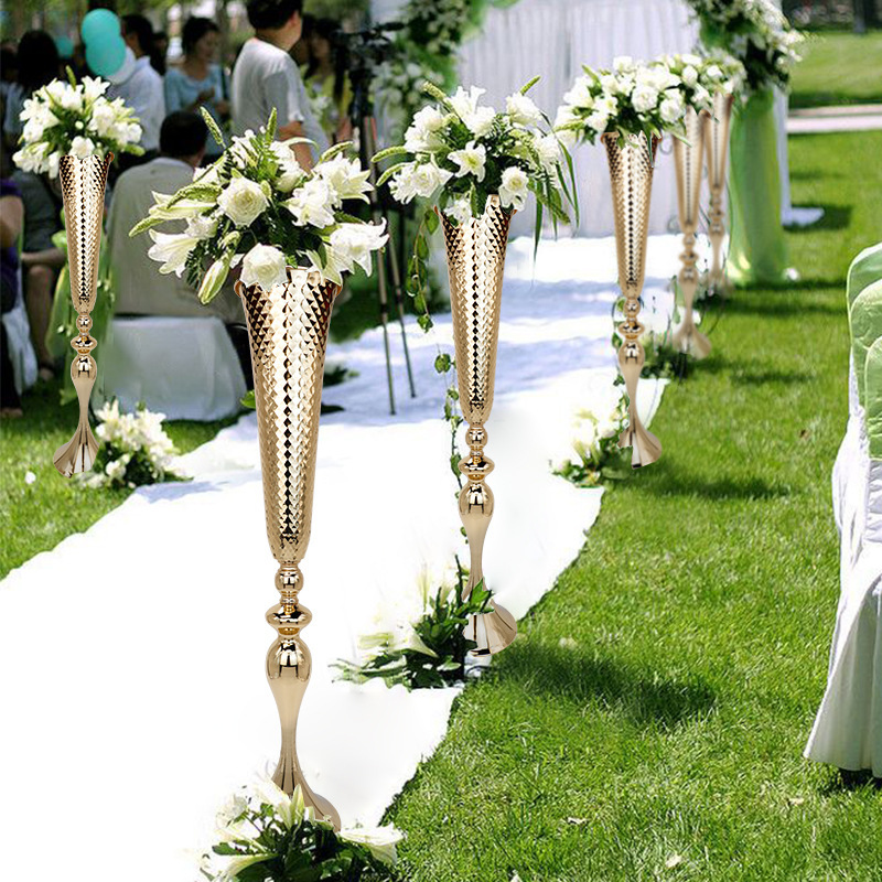 ヨーロッパの花器の結婚式は家庭の客間の創意的な鉄芸を配置してホテルの宴会の食卓を飾って生け花の花瓶を飾ります。|undefined