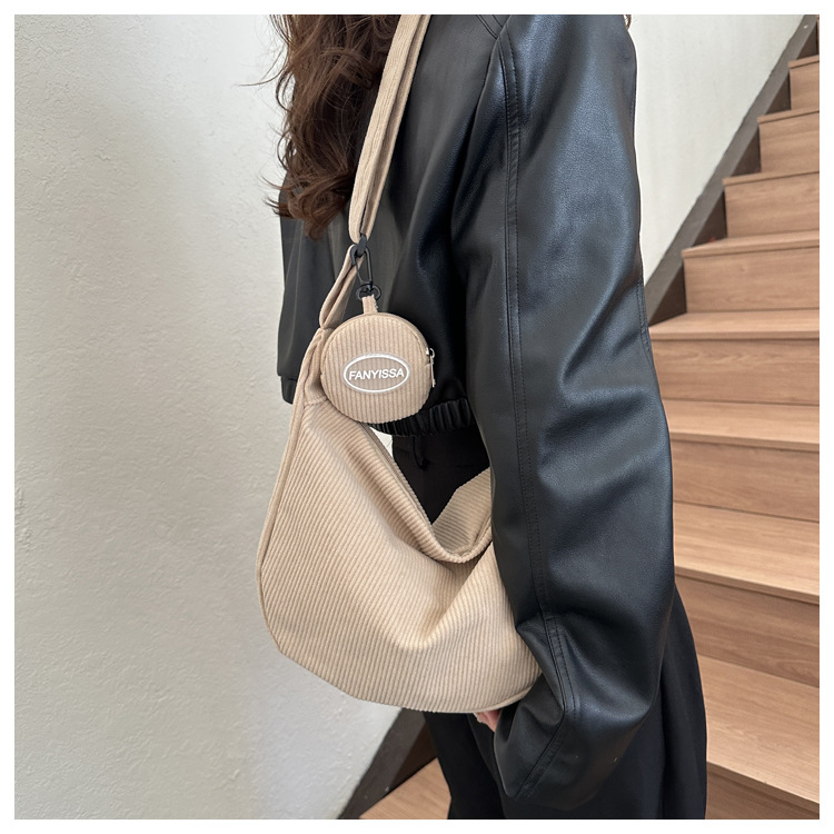 Solid color simple large capacity 2023 autumn and winter New Korean style simple shoulder messenger bag mother bag dumpling bag fashion_voghion.com