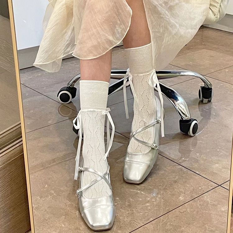 春夏の小さな香りのリボンは蝶結びの中筒靴下の子供のバレエ風の透かし彫りの縦縞に足の靴下を積み上げます。|undefined