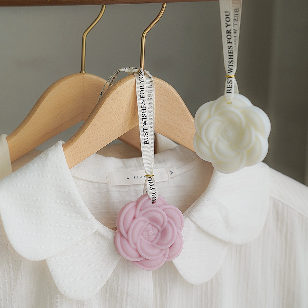 Wholesale camellia aromatherapy pendant Valentine's Day gift wax slices fresh air solid wardrobe aromatherapy wax slices