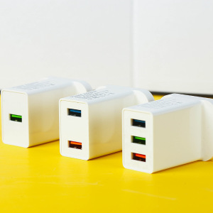 Cargador de teléfono móvil estándar británico Certificación CE 5v2a cabeza de carga de viaje multi-Puerto USB carga rápida Hong Kong fuente de alimentación universal