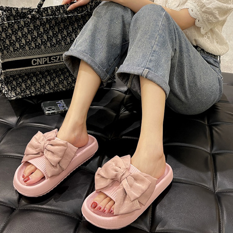 新しいファッションの外は蝶結びのスリッパを着ています。|undefined