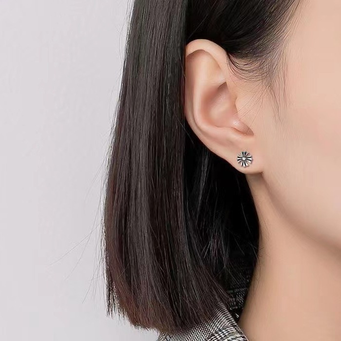 Star Same Style Crocore Old Cruciferous Earrings for Men and Women Retro Anti-allergy Cross Earrings for Men and Women