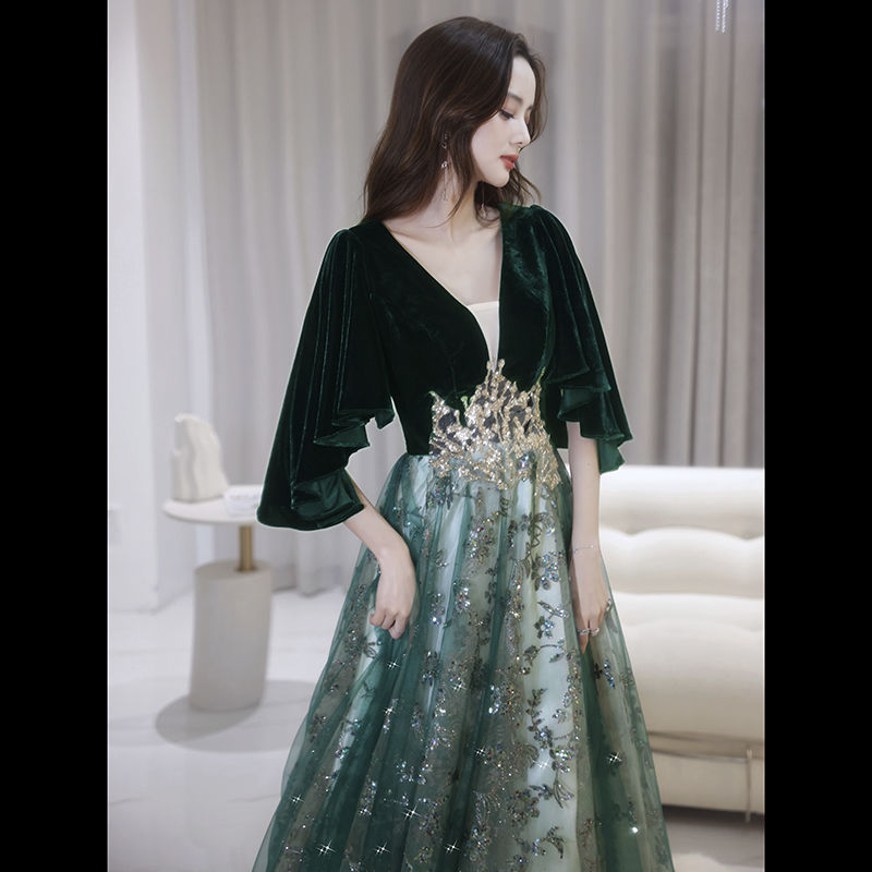 Evening dress women's new 2024 banquet temperament green niche art test slim gold velvet dress a generation of hair