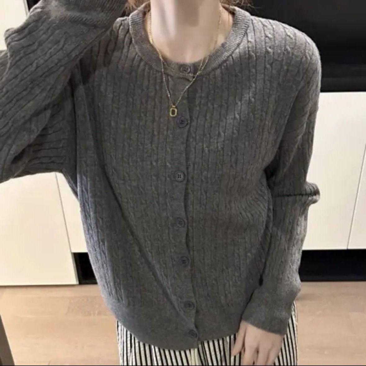 2023 autumn new long-sleeved embroidered knitted cardigan women's outer wear soft glutinous slimming twist sweater coat women's top