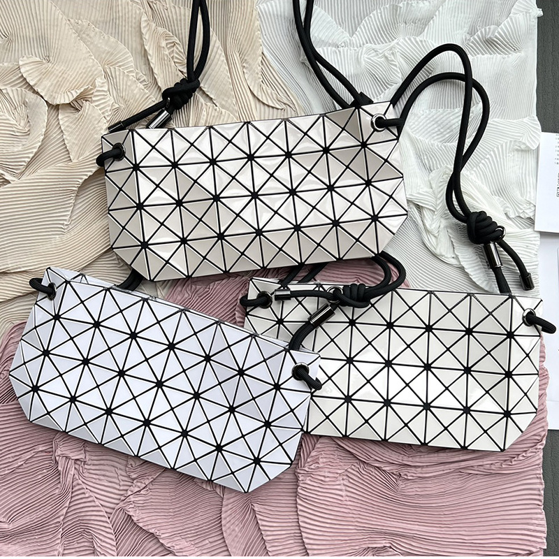 Tofu bag 2022 New triangle geometric bag women's personality changeable shoulder crossbody fashion bag live supply