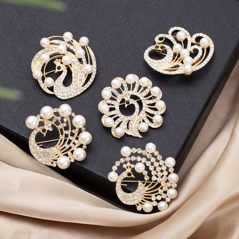 New Peacock Brooch Vintage Diamond Gold and Silver Two Color Fashion Pearl Rhinestone Animal Brooch Peacock Series Brooch