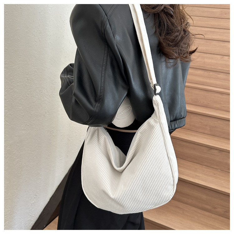 Solid color simple large capacity 2023 autumn and winter New Korean style simple shoulder messenger bag mother bag dumpling bag fashion_voghion.com