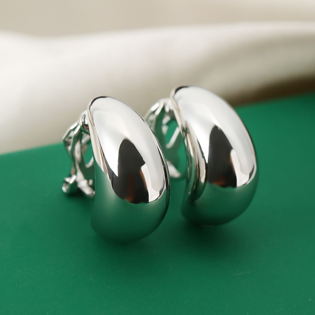 European and American Fashion New Earrings French Light Luxury Drop-shaped Ear Clip Without Ear Holes Advanced Sense Simple Glaky Women's Earrings