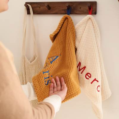 New fashion letter embroidered square towel absorbent skin-friendly soft towel can be hung hand washing small square towel wholesale