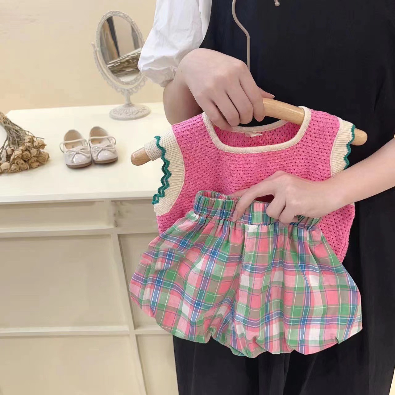 Girls' summer suit 2023 Western style fashionable baby girls' pink knitted vest Plaid flower bud shorts two-piece set