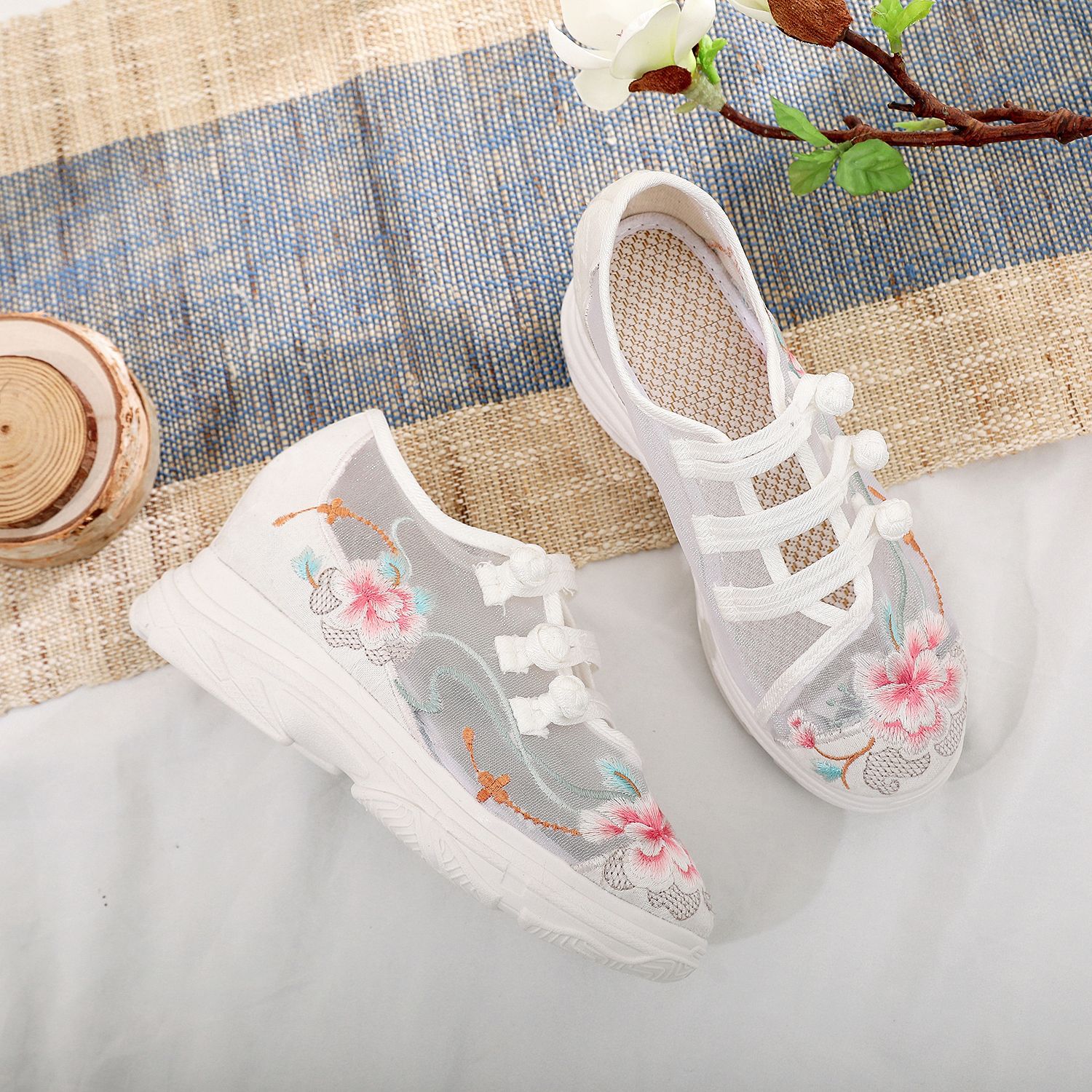 Mesh Flower Garden 2023 Spring and Summer New Mesh Inner Height Canvas Shoes Embroidered Shoes Thickened White Shoes Sneakers
