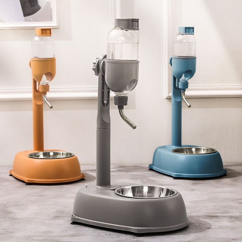 新型の立ち棒の飲水器は吊り下げて食べさせます。|undefined