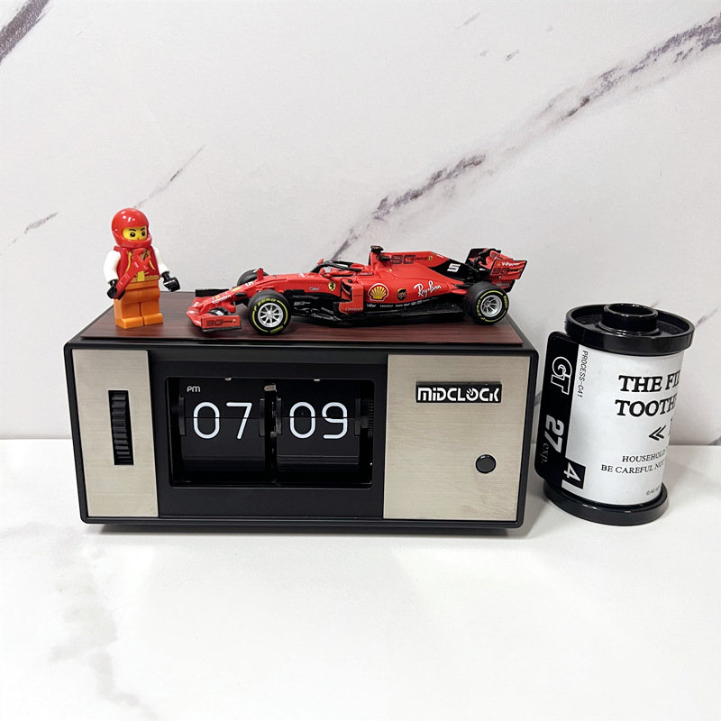 Mini Japanese-style flip clock with light retro wooden Japanese small box shape simple clock desktop desk clock pendulum clock