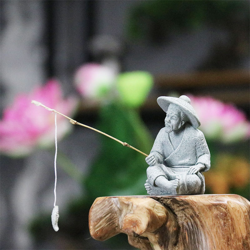 釣りの老人が園芸の築山の花の盆栽の景観を飾ることをシミュレーションします。|undefined