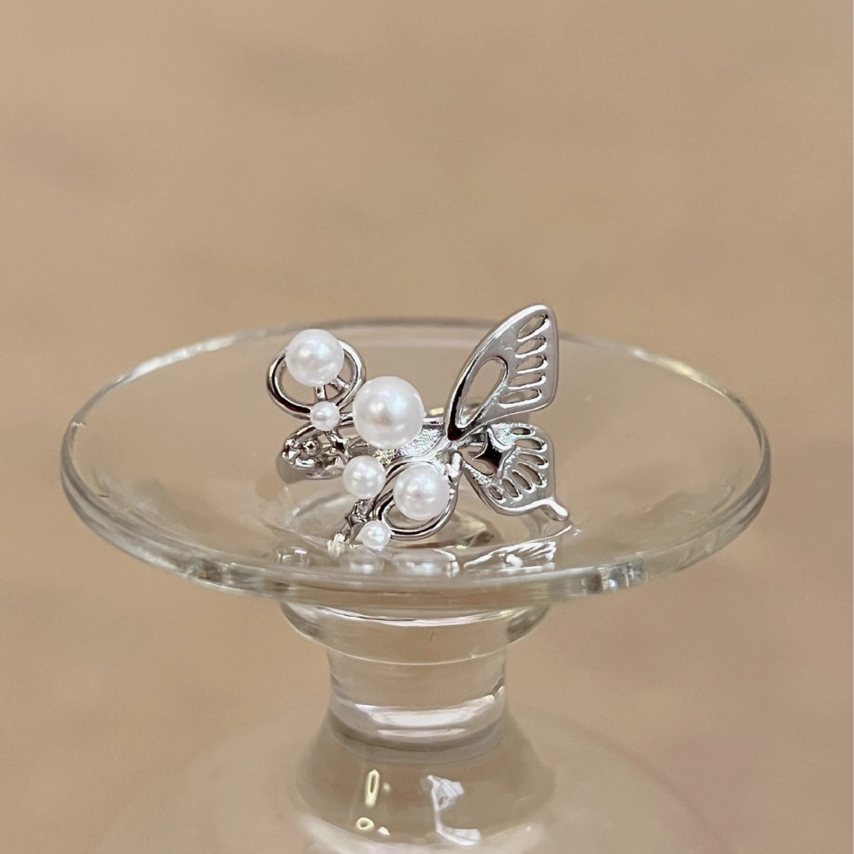 Schmetterling Perle Metall dreidimensionaler Hohlring weiblicher Nischendesign vielseitiger Zeigefingerring Ins-Ring_voghion.com