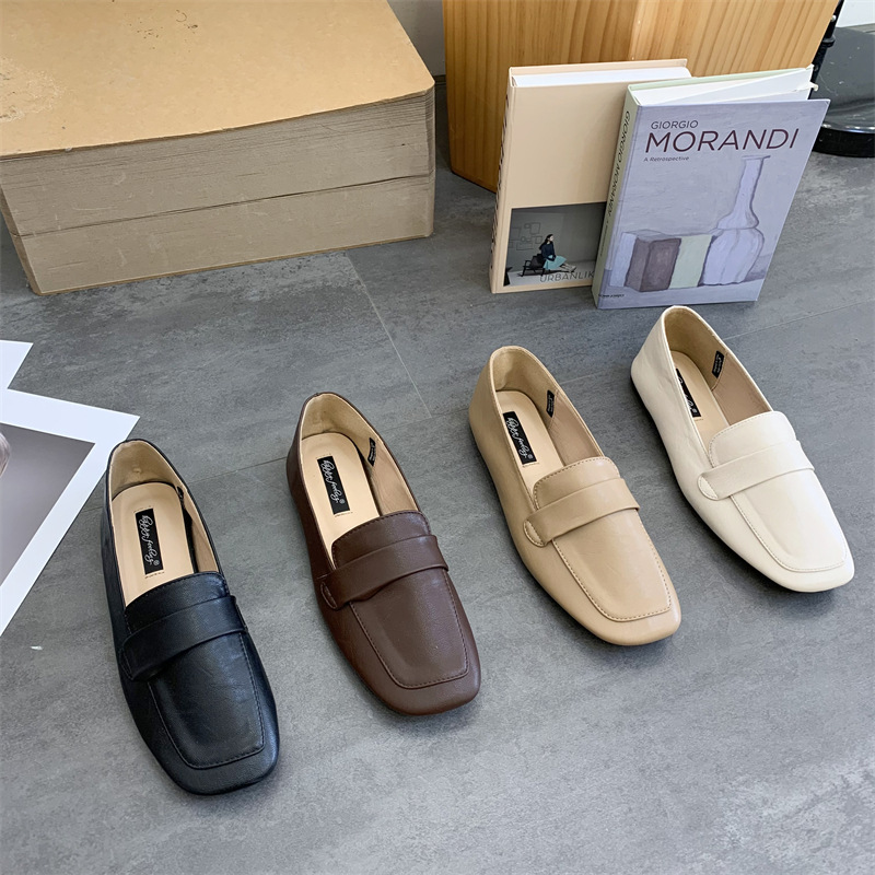 British small leather shoes for female students, versatile Korean version, 2024 autumn new square toe one-legged beanie shoes, soft sole shoes