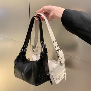 European and American style portable baguette bag underarm bag 2022 new niche design sense Internet celebrity summer shoulder motorcycle bag fashion