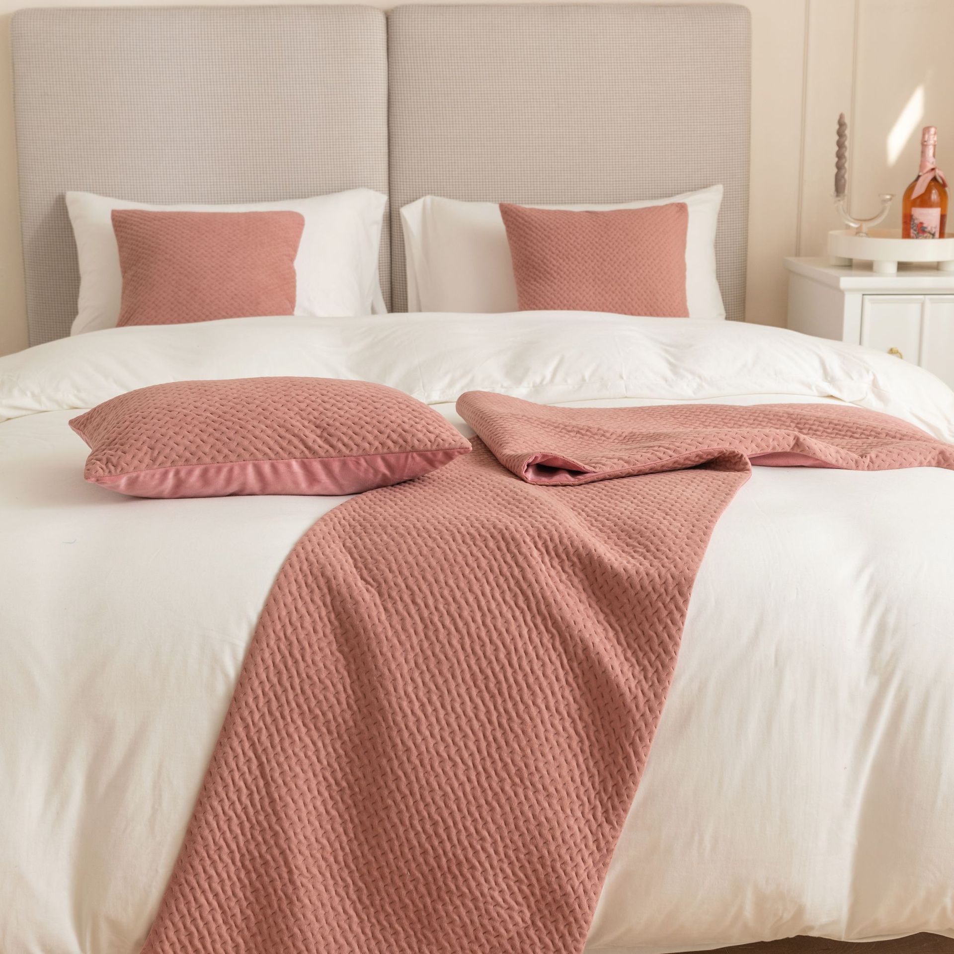 Factory direct supply of Dutch velvet irregular striped hotel homestay hotel bed towel bed flag