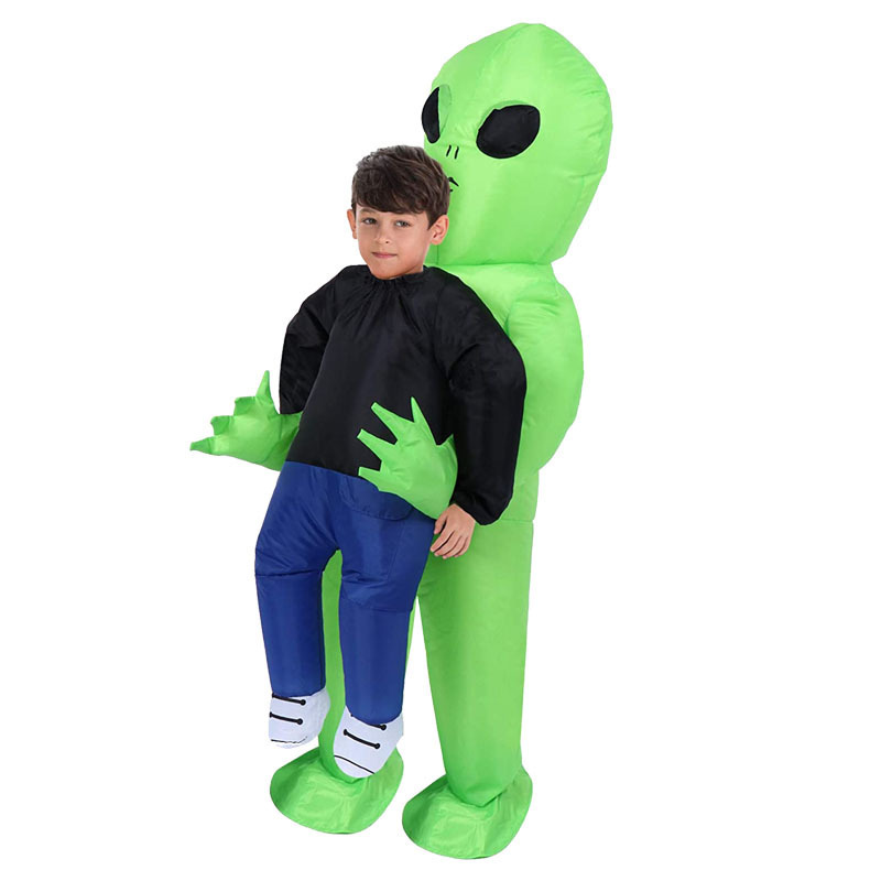 国境を越えてハロウィーンのために、アマゾンの緑の鬼が人を抱いて宇宙人の空気服に乗るのを責める|undefined