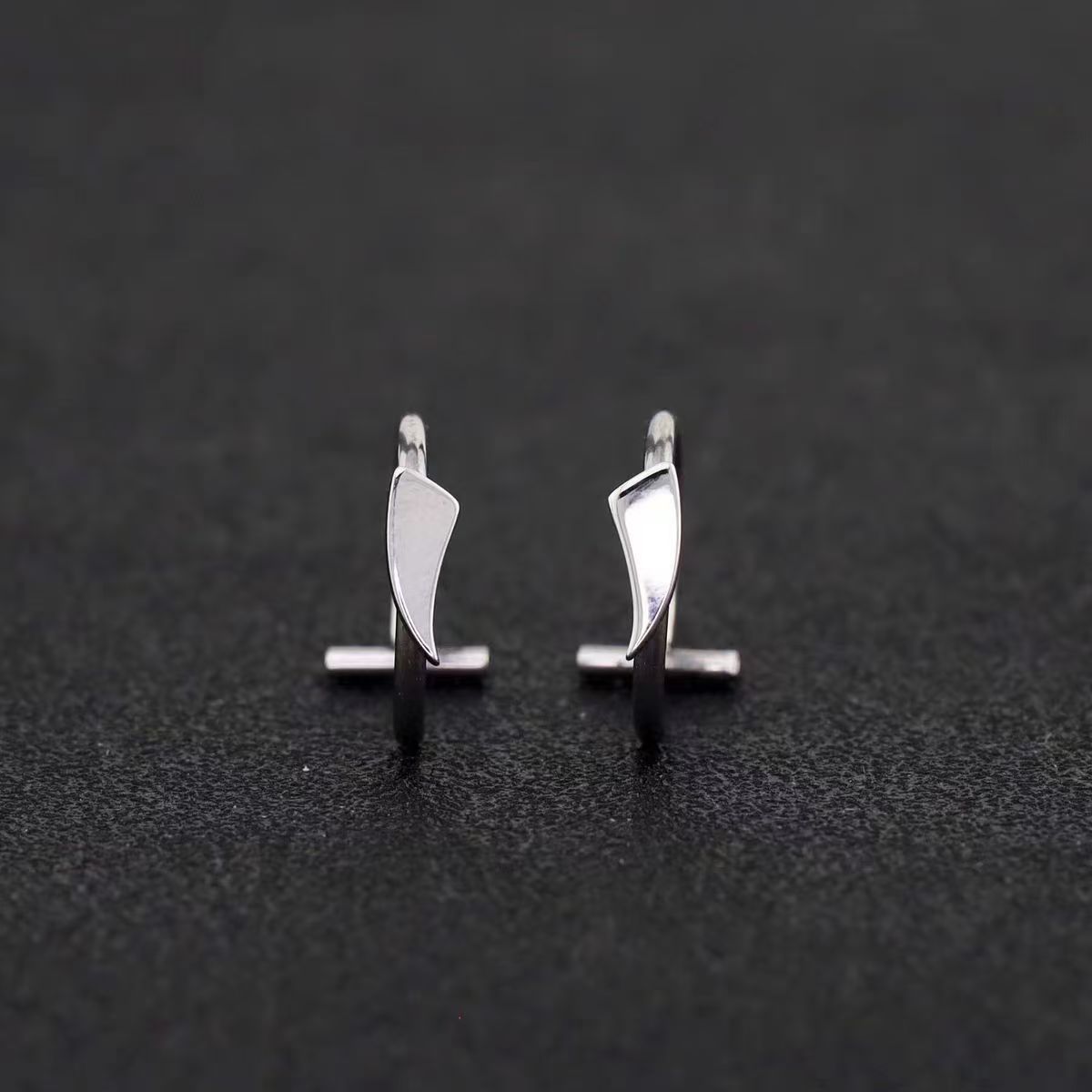 Factory direct cross-border stainless steel polished fashion popular personality fangs crescent lip ring lip ornaments wholesale