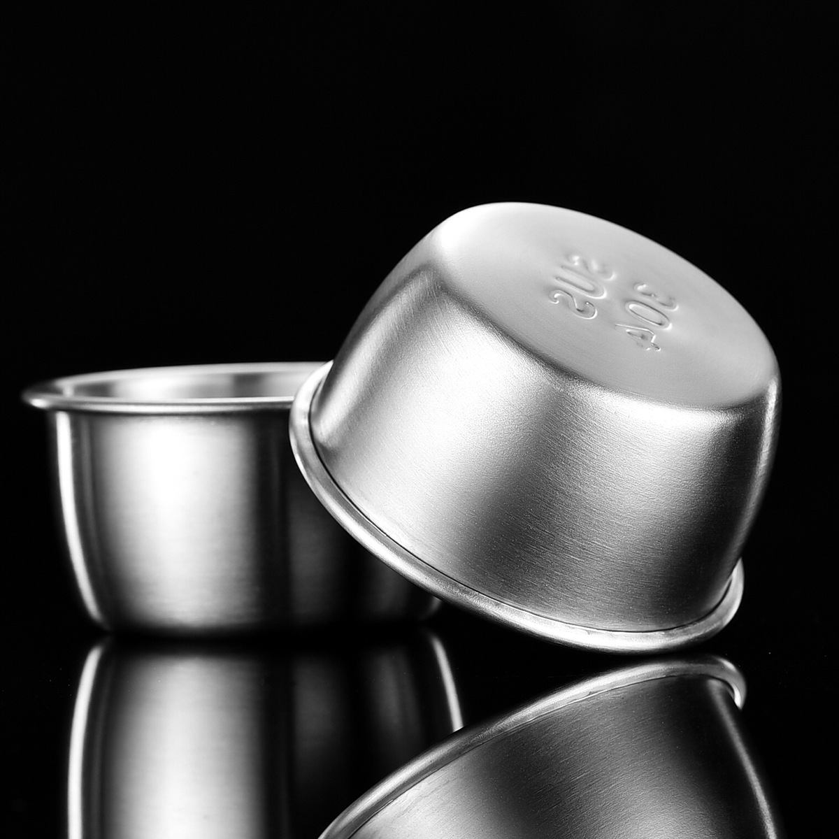 Cross-border 304 stainless steel sauce cup with silicone lid 50ml dip cup sealed outdoor portable sauce seasoning dish