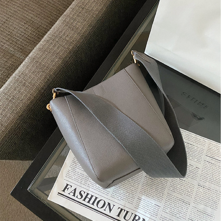 2023 new celebrity style wide shoulder strap sangle bucket bag single shoulder diagonal genuine leather women's bag simple mother-in-law bag