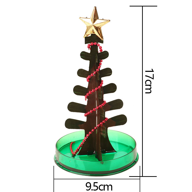 紙の木の開花の子供のクリスマスのおもちゃは雪の魔法をつけて結晶の木の科学の実験のクリスマスツリーに水をやります。|undefined