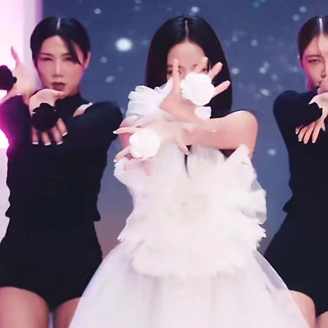 Jisoo с рукой цветок реквизит цветок играть песня сцена мудрость шоу кольцо цветок танец реквизит палец цветок кольцо