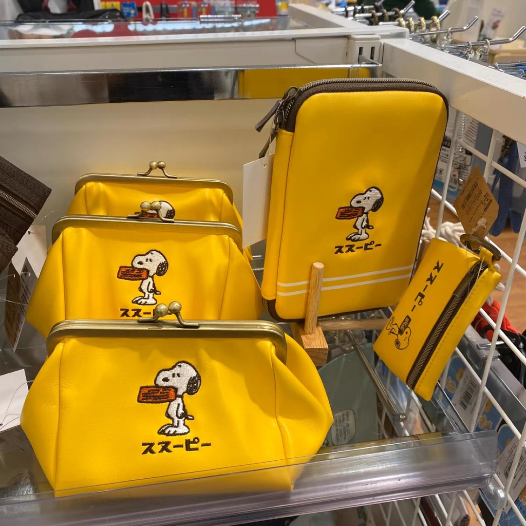 Spot Japanese Snoopy New Clip Bag Cute Cartoon Cute Fun Cosmetic Bag Lipstick Jewelry Storage Coin Wallet