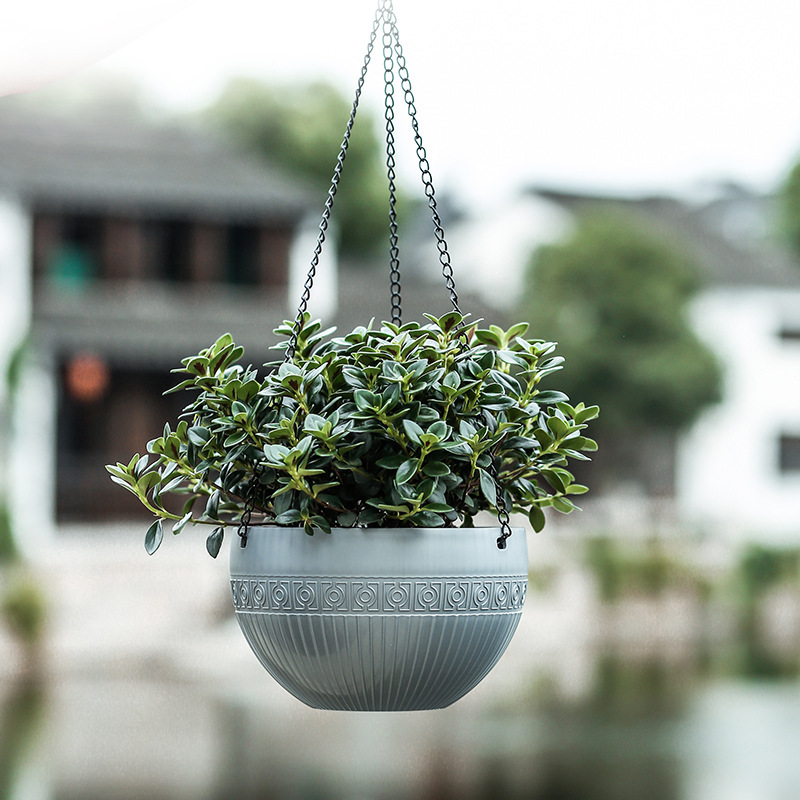 美軒吊りかごのプラスチックの植木鉢は中国風に掛けられています。|undefined