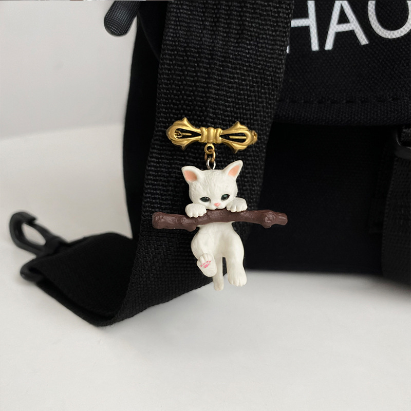 Factory direct cute tie holding branch kitten brooch cartoon suit men's fixed decorative pin anti-light brooch women