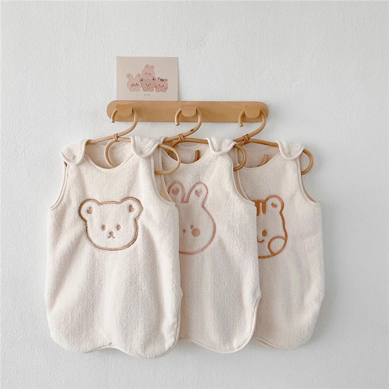 ins South Korea autumn and winter coral fleece sleeping bag embroidered baby warm sleeping bag baby jumpsuit anti-kick quilt